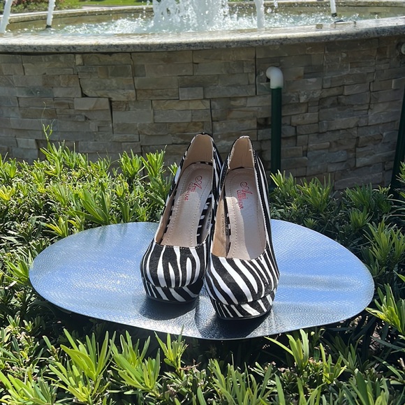 Size 7 Zebra platform pumps… so comfortable! Can wear to any occasion…. - Picture 4 of 17